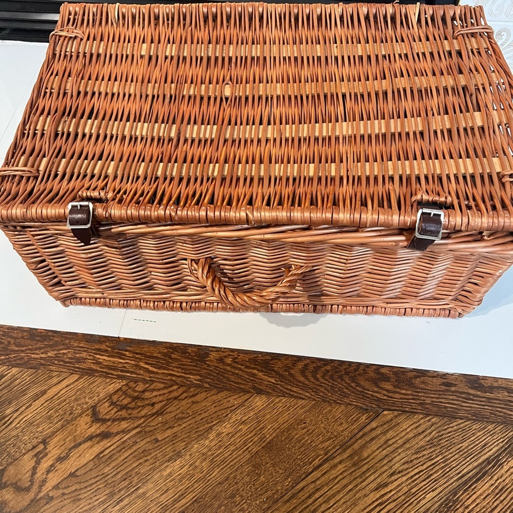 Brookes Baskets Vintage Wicker Picnic Basket-Made in England Set of 4 Plates etc - Picture 2 of 13